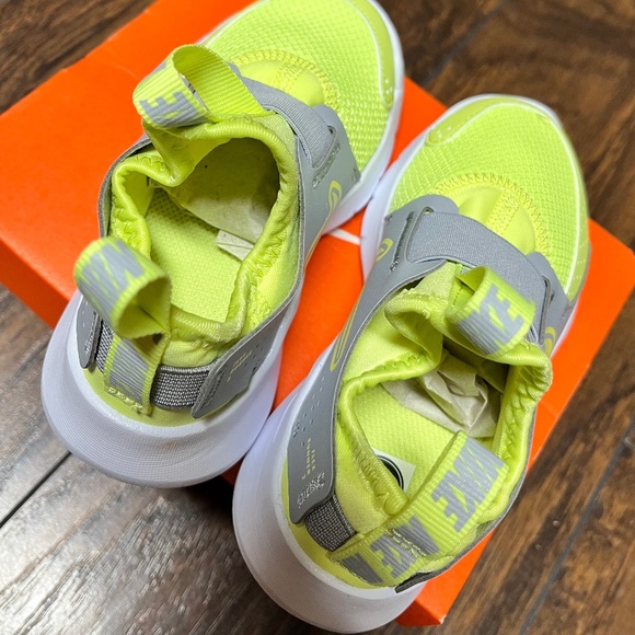 Nike Toddler Boys’ Preschool Flex Runner 3 Slip In Shoes in White & Lemon Sz-10c - Picture 3 of 6